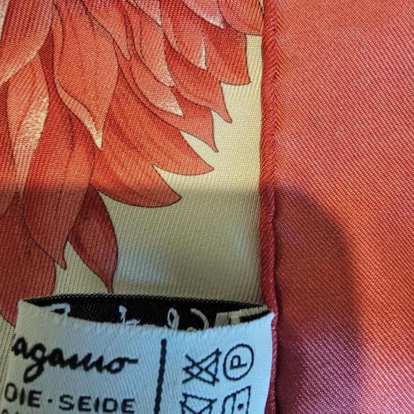 Salvatore Ferragamo Red and Cream Floral Scarf Made In Italy - Picture 8 of 16
